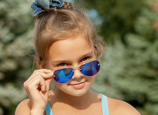 Otroška sončna očala: moda ali nujna zaščita pred UV žarki?
